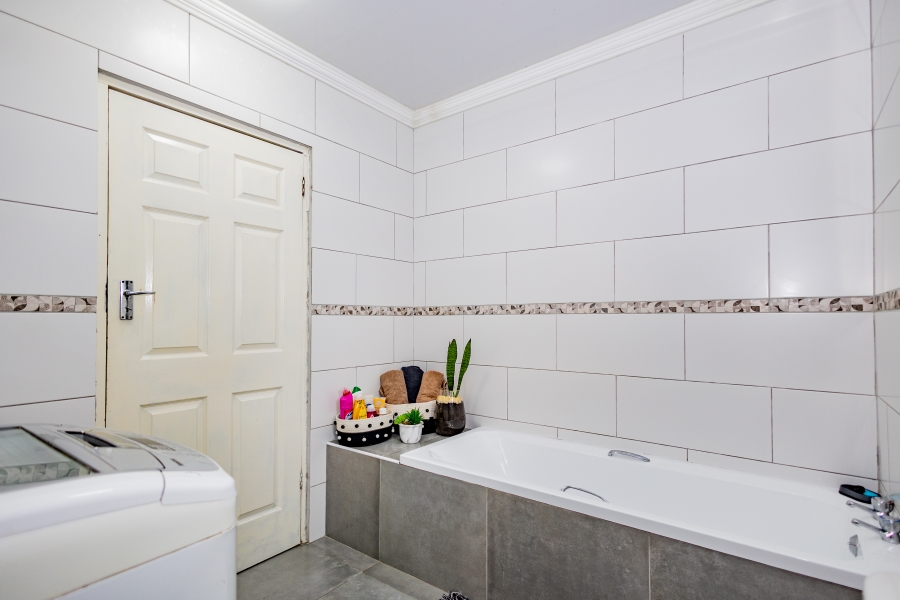 3 Bedroom Property for Sale in Uitsig Western Cape